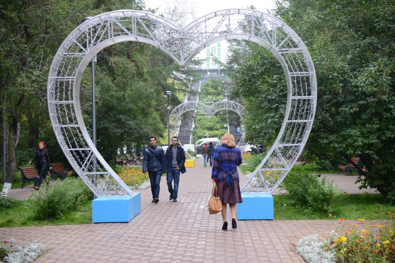 Как назвать алею. Аллея влюбленных Мурманск. Арт объект арка. Арка "сердце". Металлическая арка сердце в парк.