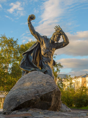 Памятник бредову в мурманске. Памятник Анатолию Бредову в Мурманске. Памятник Анатолию Бредову.