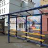 В Мурманске оформляют остановки городского общественного транспорта.