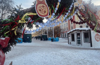 «На Севере — Масленица!»: в центре Мурманска стартовала праздничная ярмарка с арктическими сувенирами