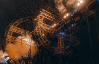 Дзен при содействии правительства региона установил в Мурманске мультимедиа-инсталляцию ко Дню атомного ледокольного флота