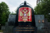 12 августа, 11:28 – момент, когда смолкают людские голоса, уступая место траурным корабельным гудкам