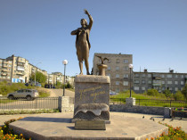 Monument «Waiting Girl»
