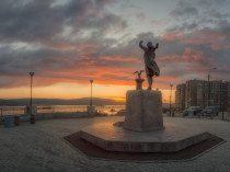 Monument «Waiting Girl»